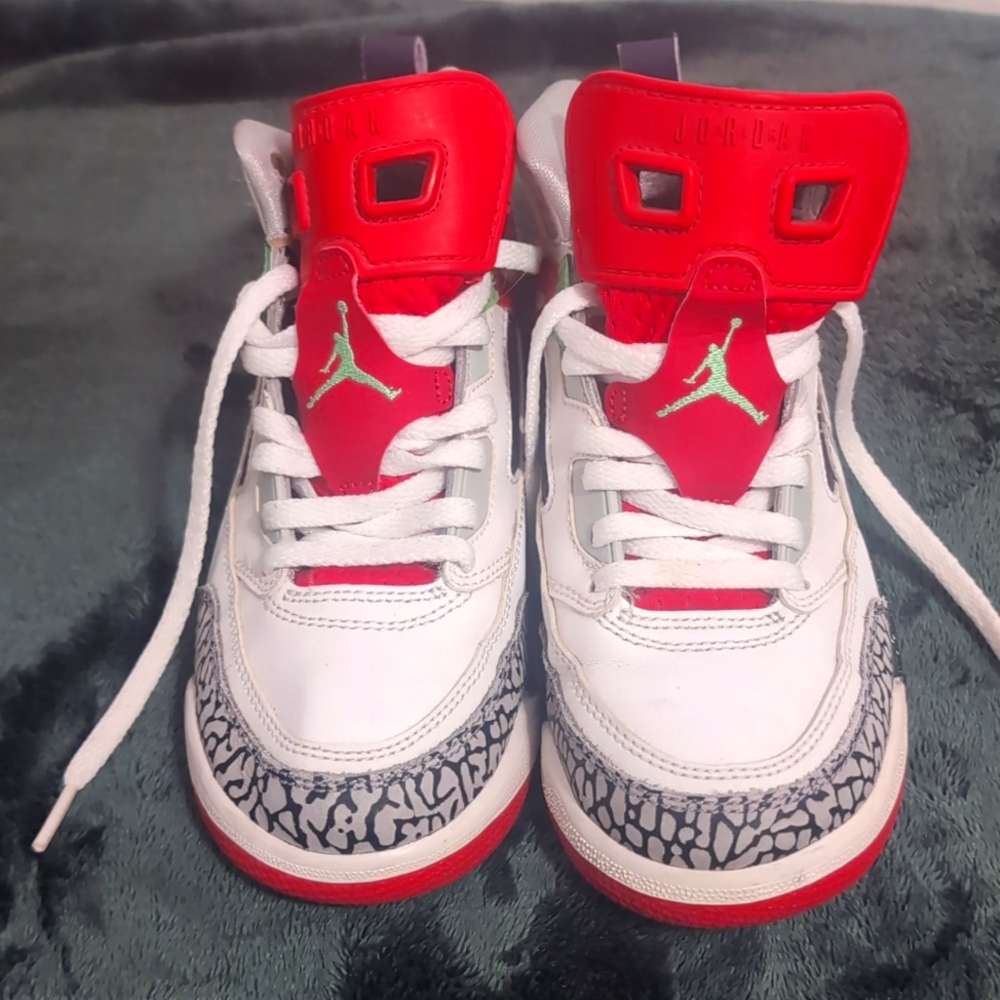 Jordan spike size 3y kids multicolor